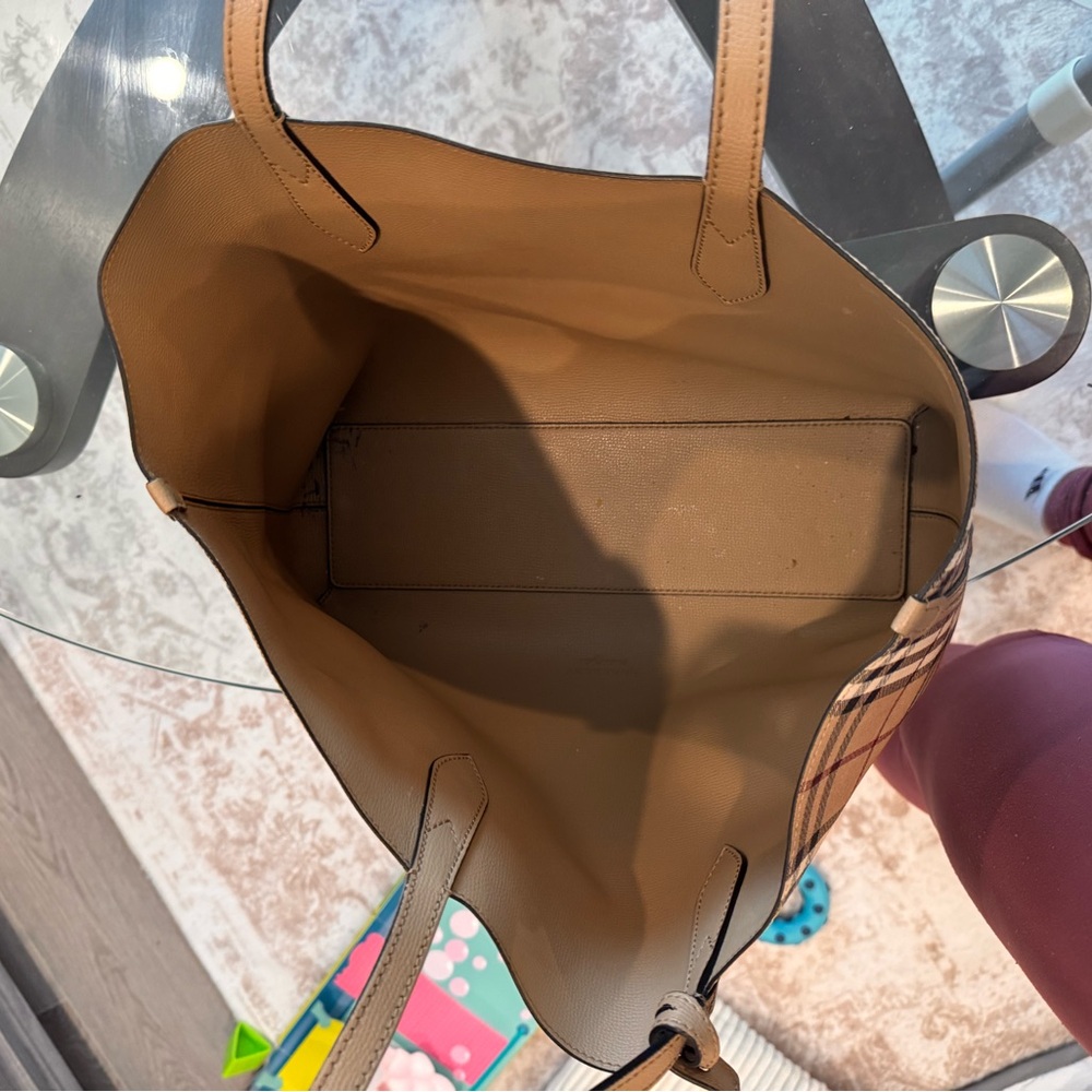 Burberry Beige Leather Interior - Picture 4 of 5